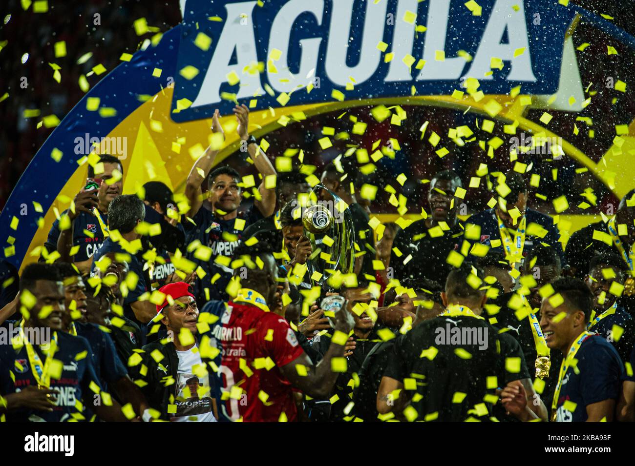 I giocatori Independiente Medellin celebrano la vittoria del campione della Coppa Eagle 2019. L'Independiente Medellin ha battuto 2 gol per il 1 al Deportivo Cali, allo stadio Atanasio Girardot, nella città di Medellin, Colombia, il 6 novembre 2019. (Foto di Juan Carlos Torres/NurPhoto) Foto Stock