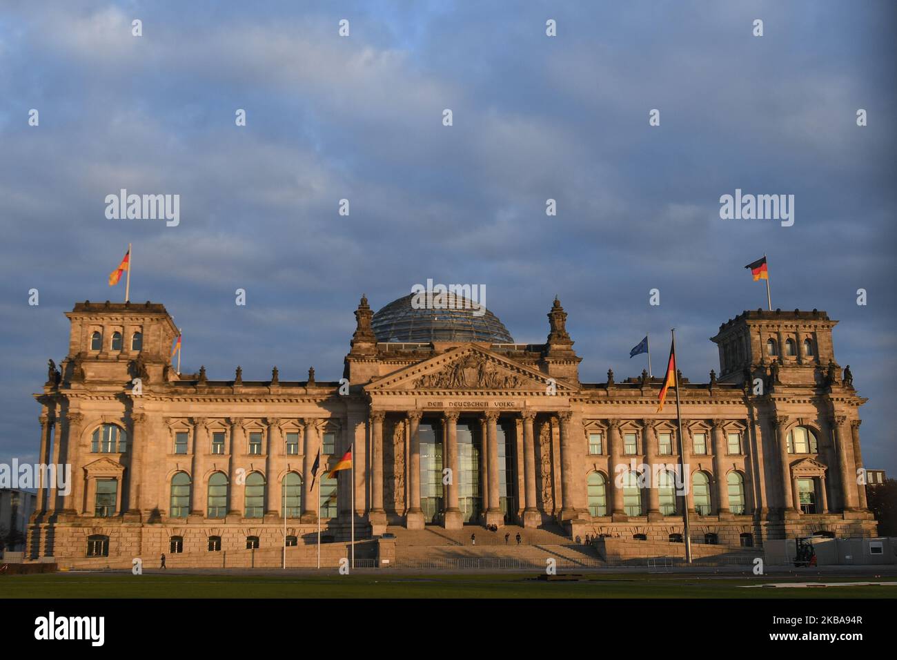 Una visione dell'edificio del Reichstag, la sede del Parlamento tedesco in quanto la cancelliera tedesca Angela Merkel incontra il Segretario generale della NATO Jens Stoltenberg. Giovedì 7 novembre 2019, a Berlino, Germania. (Foto di Artur Widak/NurPhoto) Foto Stock