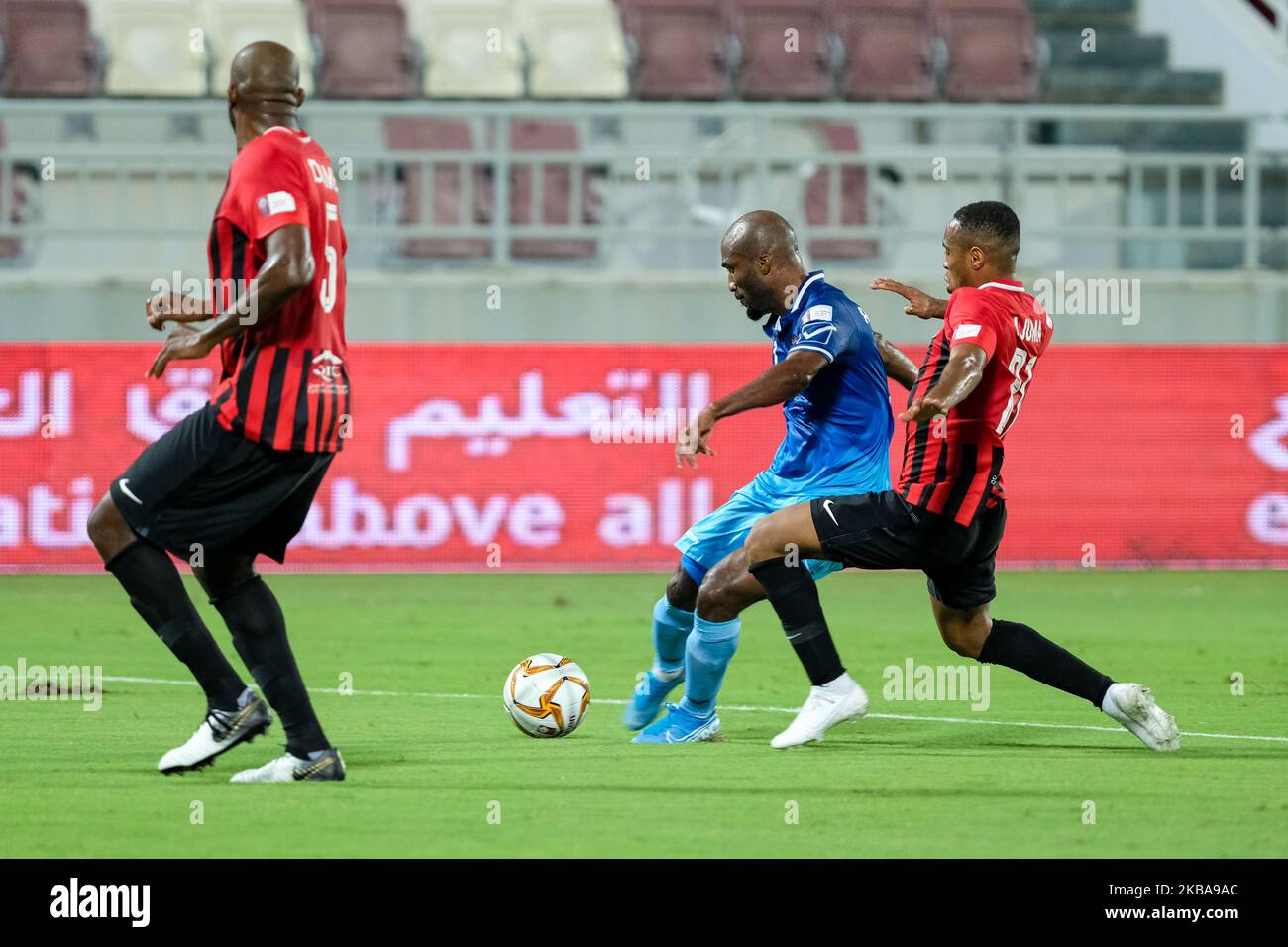 Il 7 novembre 2019, Jean-Paul Késsé Mangoua di al Shahania colpisce l'obiettivo durante la partita della QNB Stars League contro al Rayyan allo stadio Abdullah bin Khalifa di Doha, in Qatar. (Foto di Simon Holmes/NurPhoto) Foto Stock