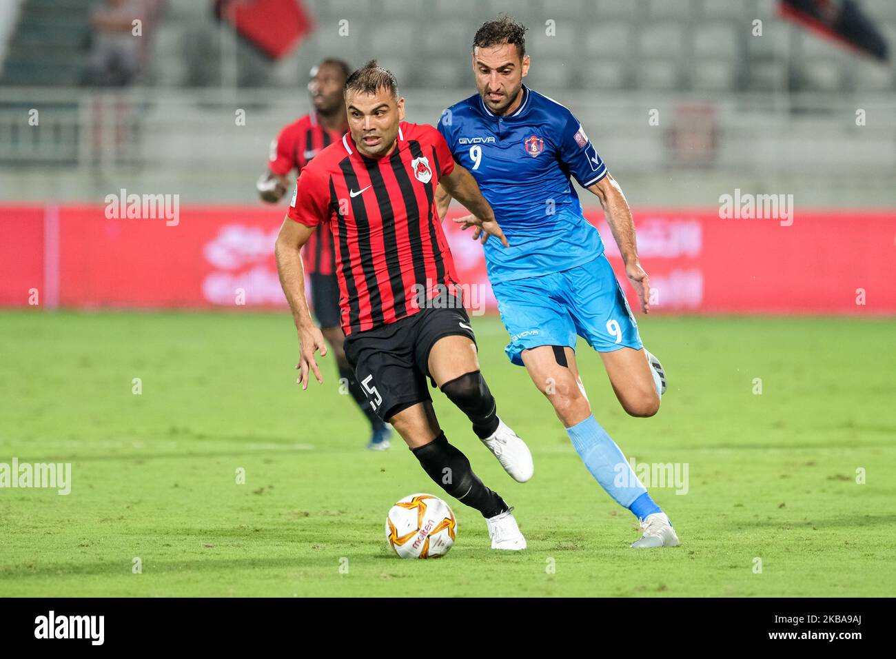 Gabriel Mercado di al Rayyan e Ali Ferydoon di al Shahania combattono per la palla durante la partita della QNB Stars League presso lo stadio Abdullah bin Khalifa di Doha, in Qatar, il 7 novembre 2019. (Foto di Simon Holmes/NurPhoto) Foto Stock