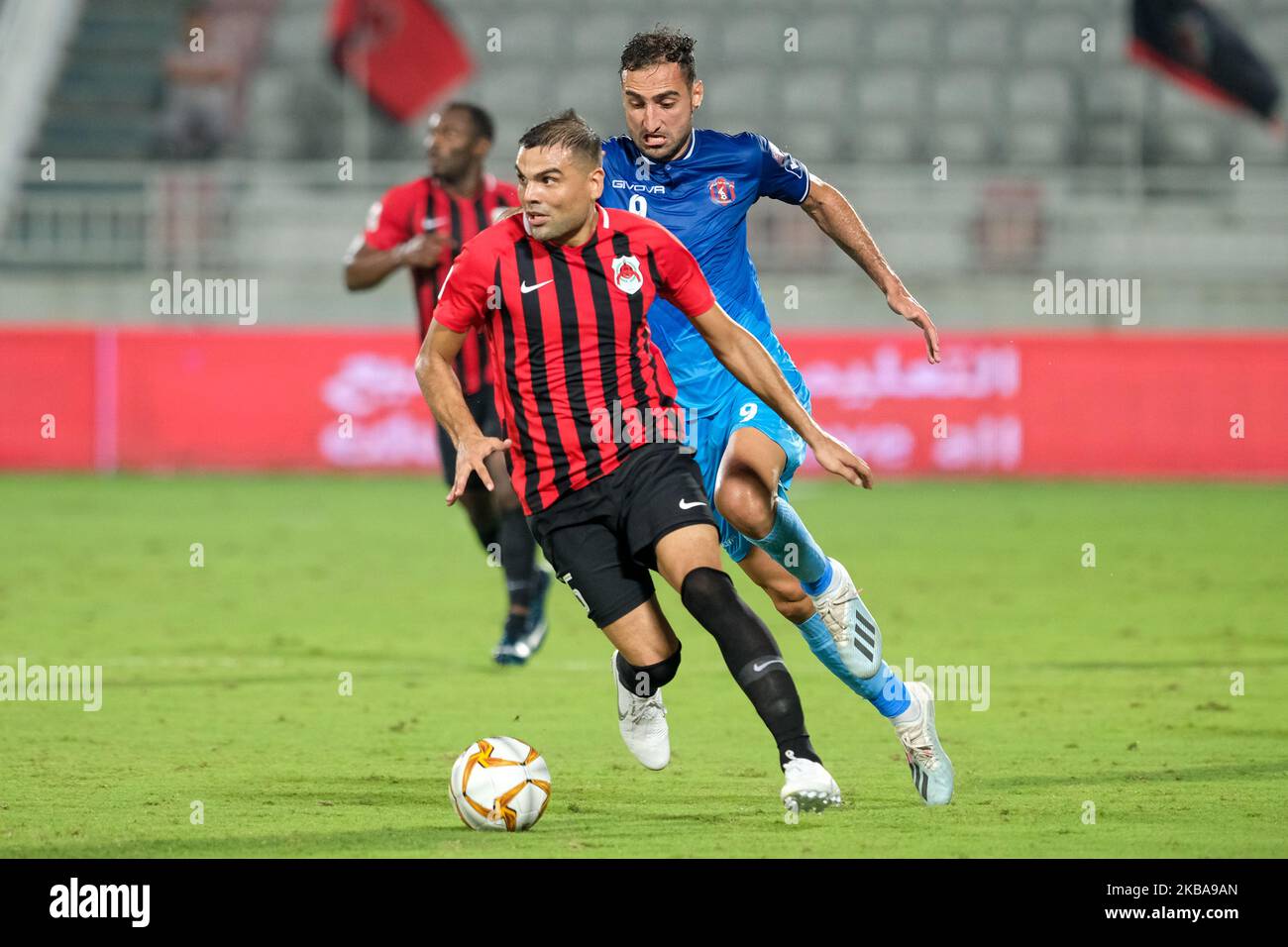 Gabriel Mercado di al Rayyan e Ali Ferydoon di al Shahania combattono per la palla durante una partita della QNB Stars League presso lo stadio Abdullah bin Khalifa di Doha, in Qatar, il 7 novembre 2019. (Foto di Simon Holmes/NurPhoto) Foto Stock