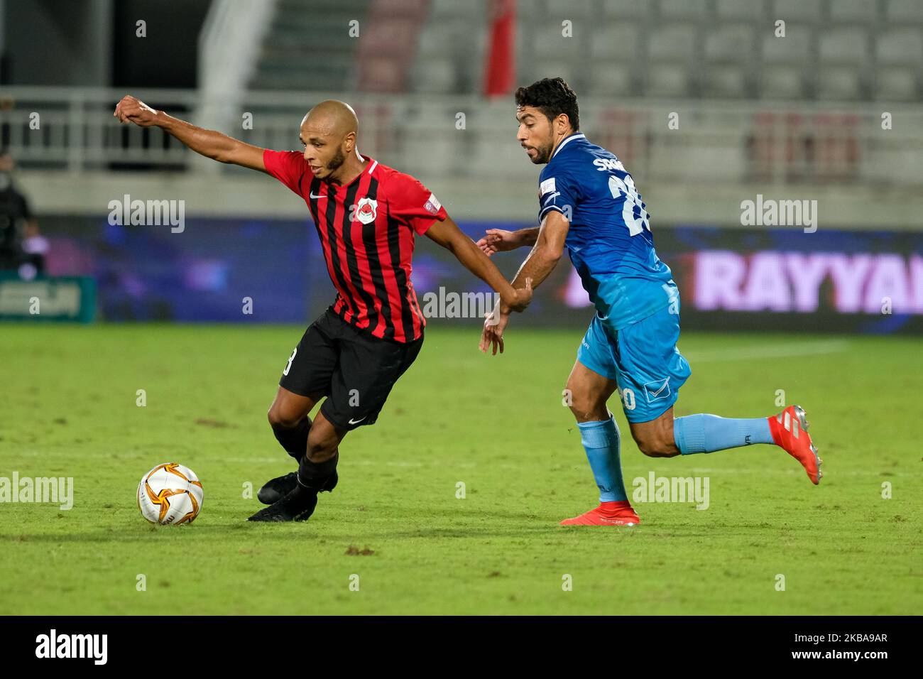 Yacine Brahimi di al Rayyan in palla durante la partita della QNB Stars League contro al Shahania allo stadio Abdullah bin Khalifa di Doha, Qatar, il 7 novembre 2019. (Foto di Simon Holmes/NurPhoto) Foto Stock