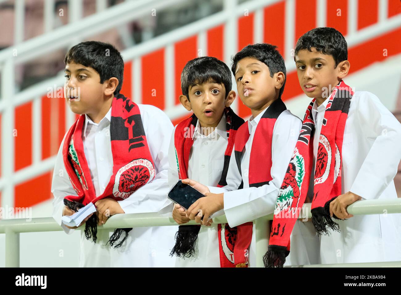 Un gruppo di giovani tifosi del Qatar durante al Rayyan 2-2 al Shahania allo stadio Abdullah bin Khalifa di Doha, in Qatar, il 7 novembre 2019. (Foto di Simon Holmes/NurPhoto) Foto Stock