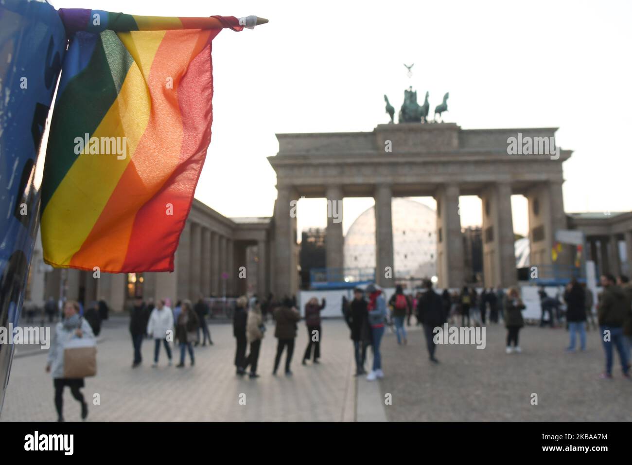 Bandiera della Rainbow LGBT vista vicino alla porta di Brandeburgo a Berlino, appena due giorni prima del prossimo 30th° anniversario della caduta del Muro di Berlino. Il muro di Berlino divise la capitale tedesca dal 1961 al 1989. Il Checkpoint Charlie era un punto di attraversamento principale del Muro dal settore americano a Berlino Ovest al settore russo a Berlino Est. Giovedì 7 novembre 2019, a Berlino, Germania. (Foto di Artur Widak/NurPhoto) Foto Stock