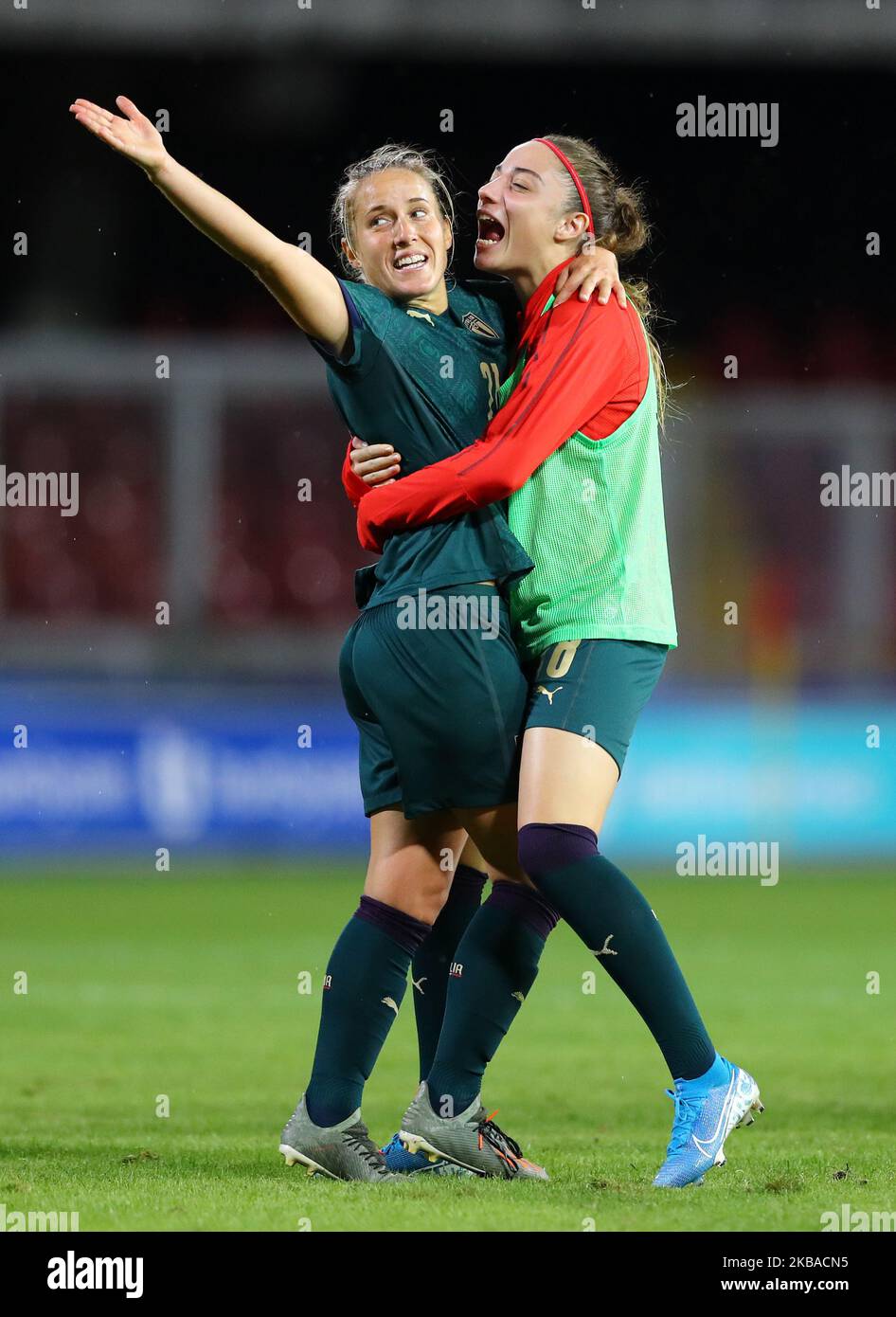 Benedetta Glionna d'Italia festeggia con Valentina Cernoia durante la partita dei qualificatori del Campionato UEFA euro 2021 Italia / Georgia allo Stadio Vigorito di Benevento, Italia, il 8 novembre 2019 (Foto di Matteo Ciambelli/NurPhoto) Foto Stock