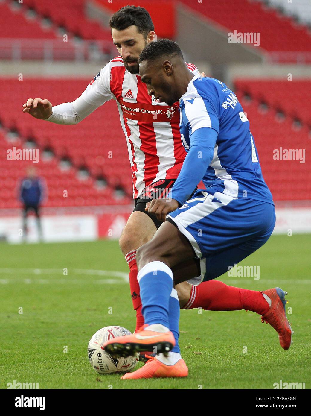 Brandon Hanlan di Gillingham in azione con il Conor McLaughlin di Sunderland durante la partita della fa Cup tra Sunderland e Gillingham allo Stadio di Light, Sunderland sabato 9th novembre 2019. (Foto di Mark Fletcher/MI News/NurPhoto) Foto Stock