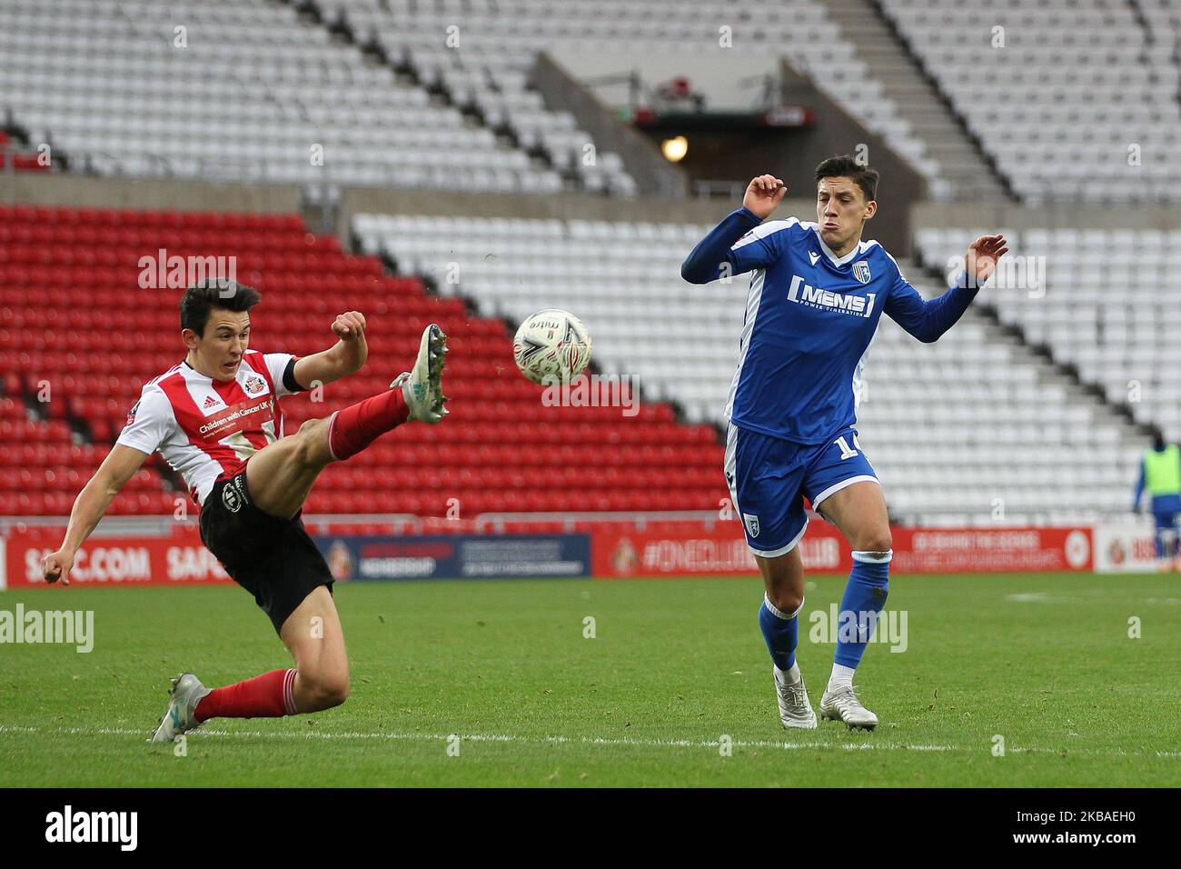 Luke o'Nien di Sunderland si libera da Alfie Jones di Gillingham durante la partita della fa Cup tra Sunderland e Gillingham allo Stadio di luce di Sunderland sabato 9th novembre 2019. (Foto di Mark Fletcher/MI News/NurPhoto) Foto Stock