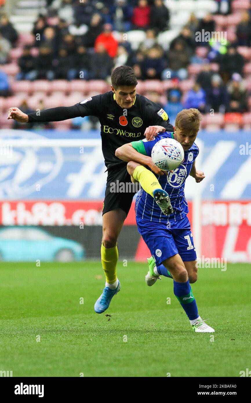 Christian Norgaard di Brentford e Michael Jacobs di Wigan Athletic si sfidano per il possesso durante la partita del campionato Sky Bet tra Wigan Athletic e Brentford al DW Stadium di Wigan sabato 9th novembre 2019. (Foto di Tim Markland/MI News/NurPhoto) Foto Stock