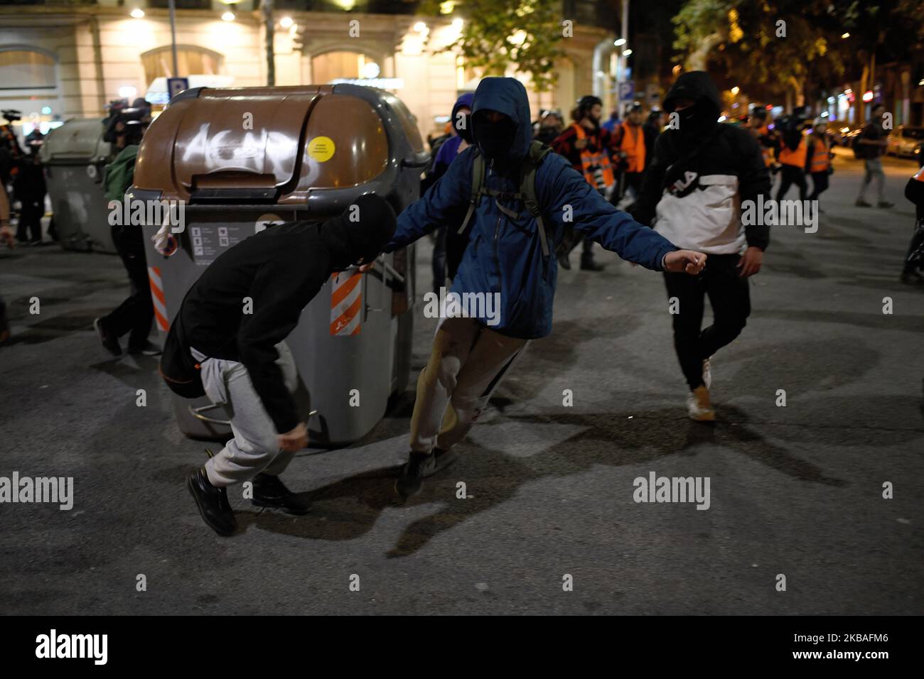 I dimostranti spingono il contenitore dei rifiuti durante una protesta a Barcellona il 9th novembre 2019. (Foto di Juan Carlos Lucas/NurPhoto) Foto Stock