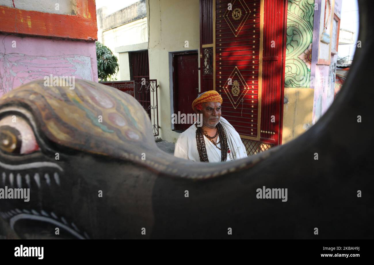 Un sadhu indiano o un uomo santo sta fuori del suo ashram, un giorno dopo il verdetto della Corte Suprema su un luogo religioso contestato, in Ayodhya, India, 10 novembre 2019. Gli indù otterranno l'intero 2,77 acri disputati in Ayodhya, SC ha regolato 9 anni dopo la sentenza Allahabad HC. I musulmani otterranno la terra alternativa o nell'eccedenza 67 acri acquisiti dal govt centrale intorno alla struttura disputata o in un altro posto prominente. (Foto di Ritesh Shukla ) (Foto di Ritesh Shukla/NurPhoto) Foto Stock