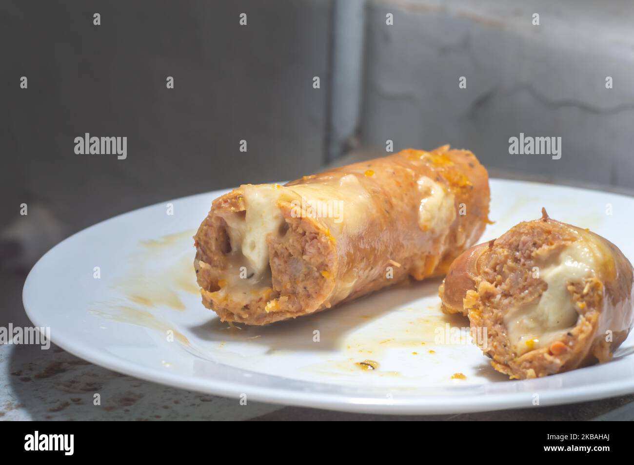 Salsiccia di zucca su un piatto bianco con luce naturale e spazio copia lasciato. Foto Stock