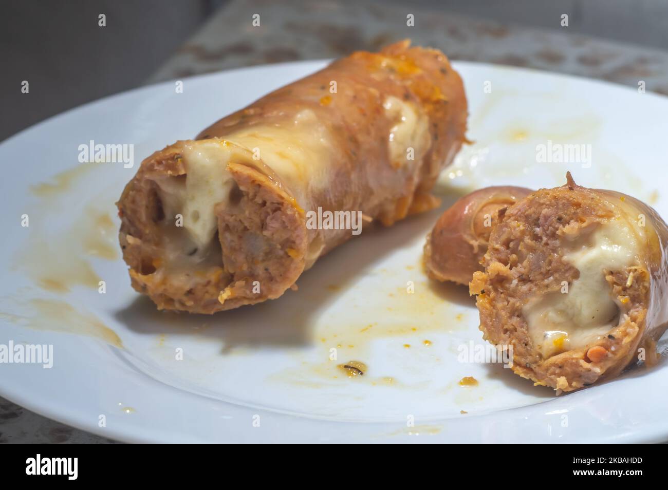 Salsiccia di zucca su un piatto bianco con luce naturale e spazio copia lasciato. Foto Stock