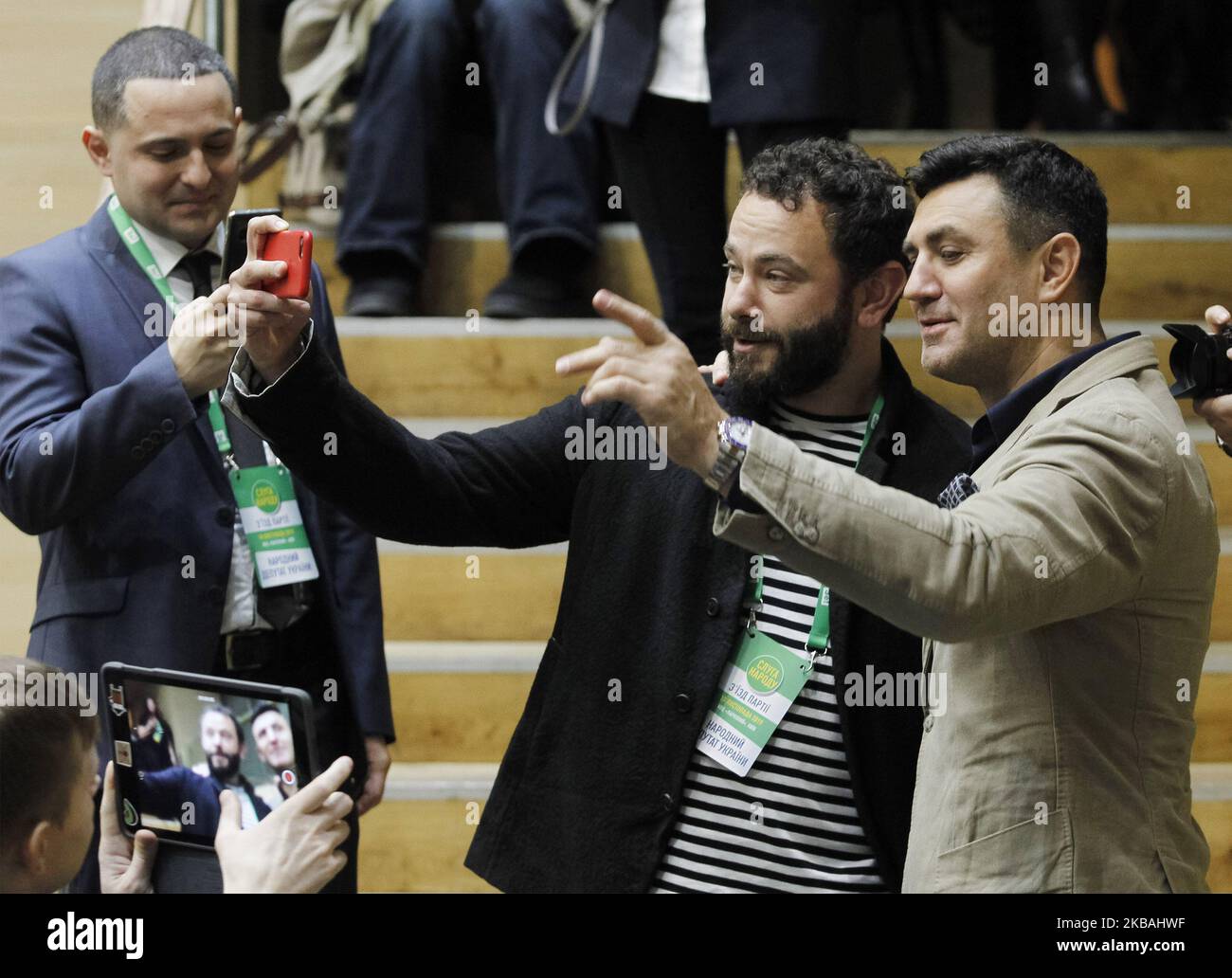 I legislatori del partito politico 'Servo del popolo' Oleksandr Dubinsky (C) e Mykola Tyshchenko (R) partecipano al congresso del partito a Kyiv, in Ucraina, il 10 novembre 2019. Oleksandr Kornienko è stato eletto nuovo capo del partito al congresso del partito. (Foto di Str/NurPhoto) Foto Stock