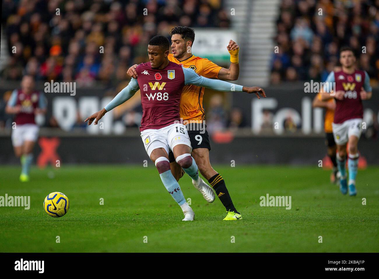 Raul Jimenez di Wolverhampton Wanderers in battaglia con Ezri Konsa di Aston Villa durante la partita della Premier League tra Wolverhampton Wanderers e Aston Villa a Molineux, Wolverhampton, domenica 10th novembre 2019. (Foto di Alan Hayward/MI News/NurPhoto) Foto Stock