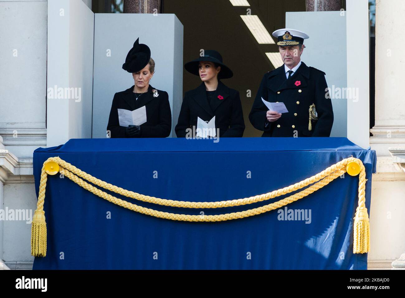 (L-R) Sophie, contessa di Wessex, Meghan, duchessa di Sussex e vice ammiraglio Timothy Laurence partecipano al servizio nazionale della memoria del Cenotaph il 10 novembre 2019 a Londra, Inghilterra, Si tiene ogni anno per commemorare il personale militare morto in linea di dovere in occasione dell'anniversario della fine della prima guerra mondiale. (Foto di Wiktor Szymanowicz/NurPhoto) Foto Stock