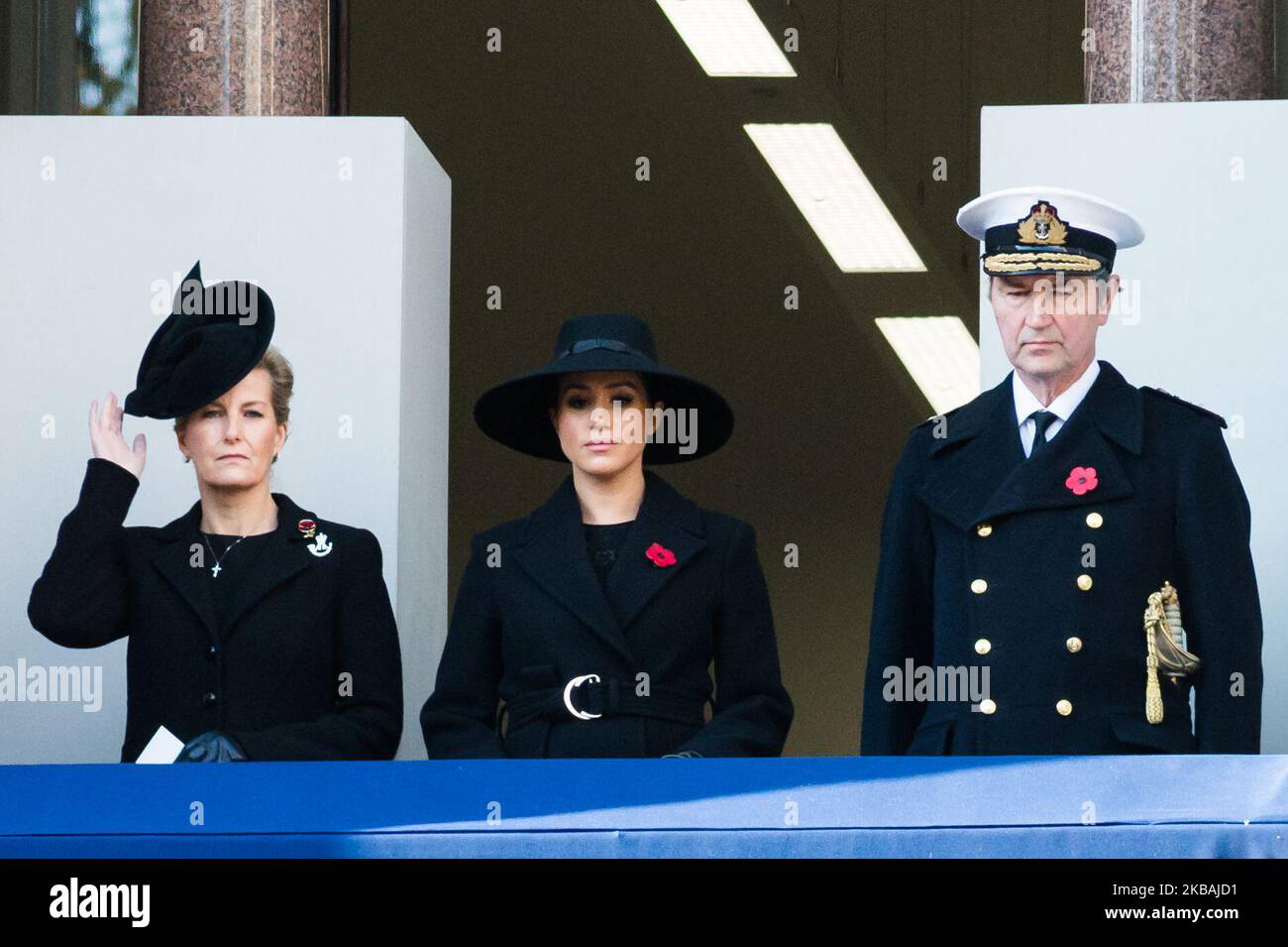 (L-R) Sophie, contessa di Wessex, Meghan, duchessa di Sussex e vice ammiraglio Timothy Laurence partecipano al servizio nazionale della memoria del Cenotaph il 10 novembre 2019 a Londra, Inghilterra, Si tiene ogni anno per commemorare il personale militare morto in linea di dovere in occasione dell'anniversario della fine della prima guerra mondiale. (Foto di Wiktor Szymanowicz/NurPhoto) Foto Stock