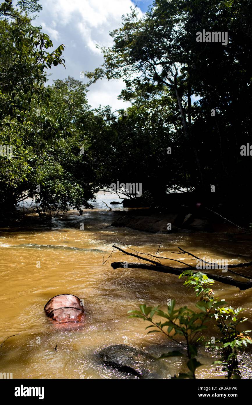Maripasoula, Francia, 29 giugno 2019. Le acque inquinate del fiume Maroni. A causa di attività illegali di panning dell'oro, le acque del fiume Maroni sono sporche. Nascondono anche un veleno più insidioso, il mercurio, che, sebbene vietato nella Guiana francese, è utilizzato dagli scavatori d'oro per amalgamare i fiocchi d'oro. (Foto di Emeric Fohlen/NurPhoto) Foto Stock