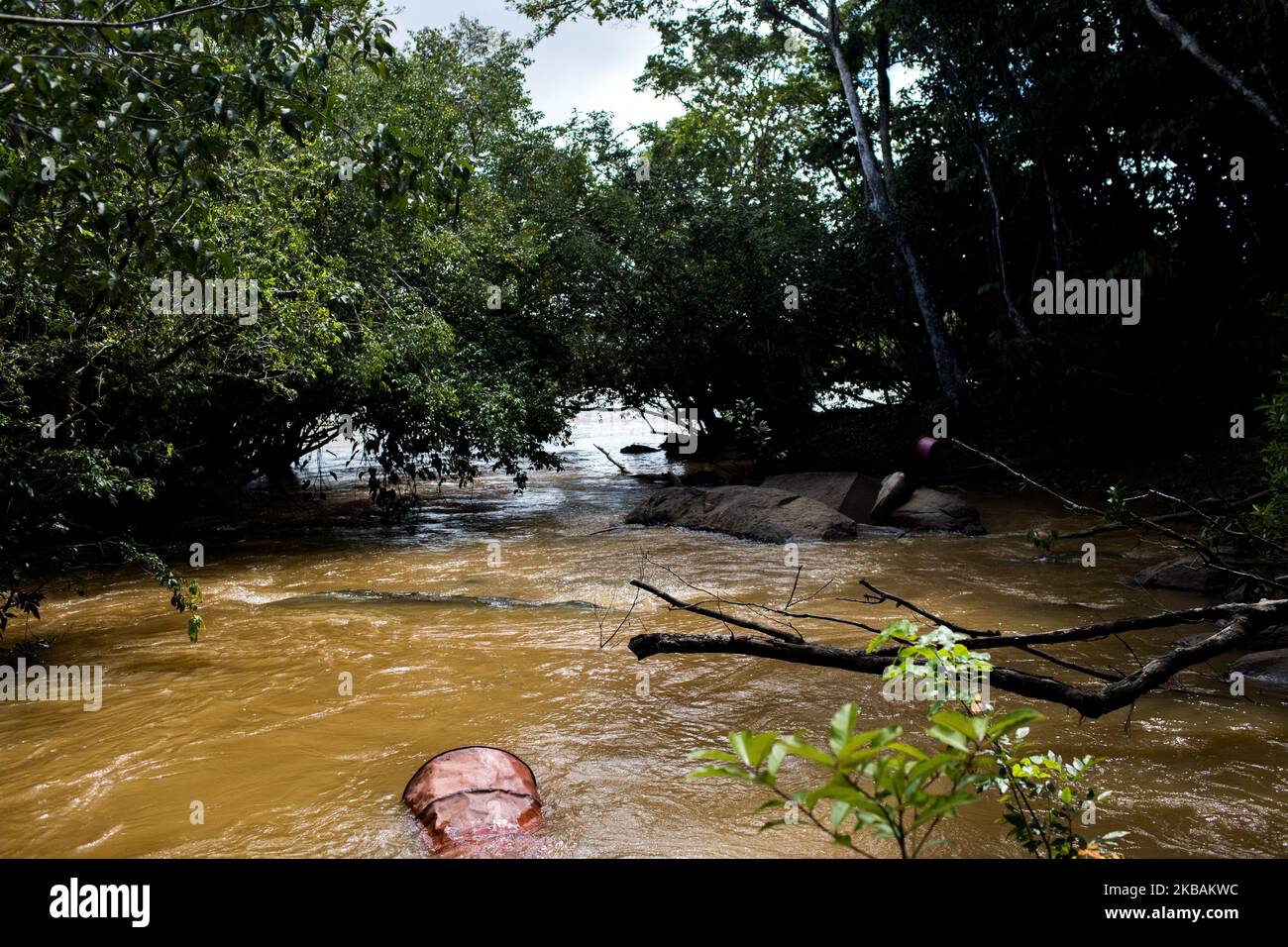 Maripasoula, Francia, 29 giugno 2019. Le acque inquinate del fiume Maroni. A causa di attività illegali di panning dell'oro, le acque del fiume Maroni sono sporche. Nascondono anche un veleno più insidioso, il mercurio, che, sebbene vietato nella Guiana francese, è utilizzato dagli scavatori d'oro per amalgamare i fiocchi d'oro. (Foto di Emeric Fohlen/NurPhoto) Foto Stock