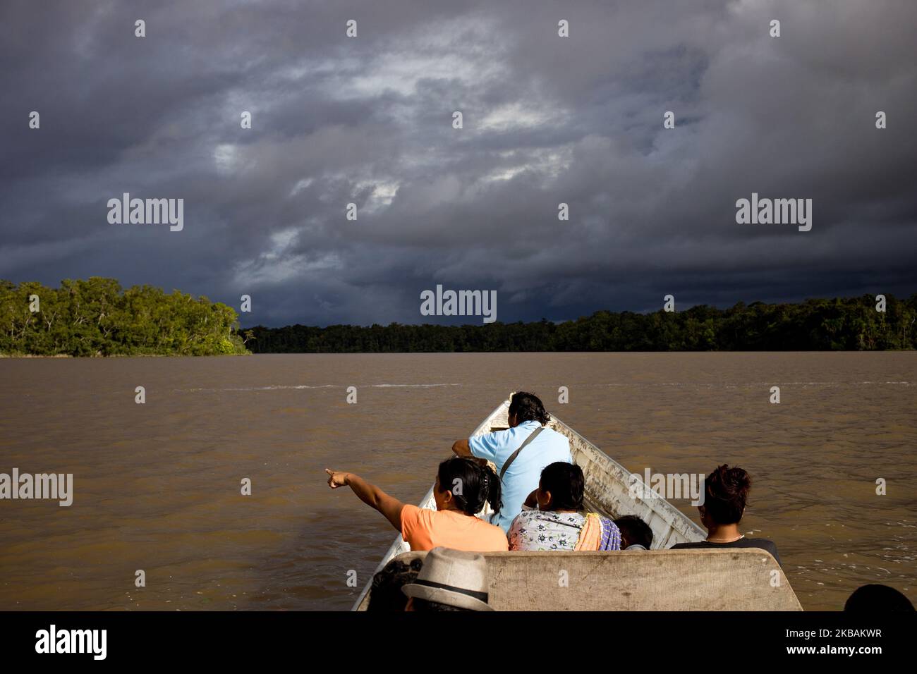 Saint-Laurent-du-Maroni, Francia, 4 luglio 2019. La canoa Wayana Ameridian scende dal fiume Maroni. (Foto di Emeric Fohlen/NurPhoto) Foto Stock