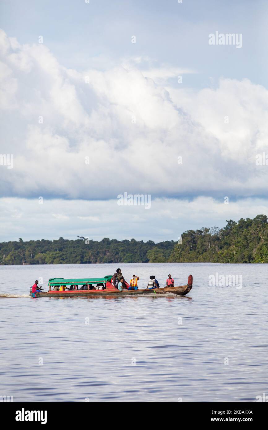 Saint-Laurent-du-Maroni, Francia, 4 luglio 2019. Le piroghe della spiaggia di Albina, sul lato suriname del fiume Maroni di fronte alla città di Saint-Laurent. (Foto di Emeric Fohlen/NurPhoto) Foto Stock