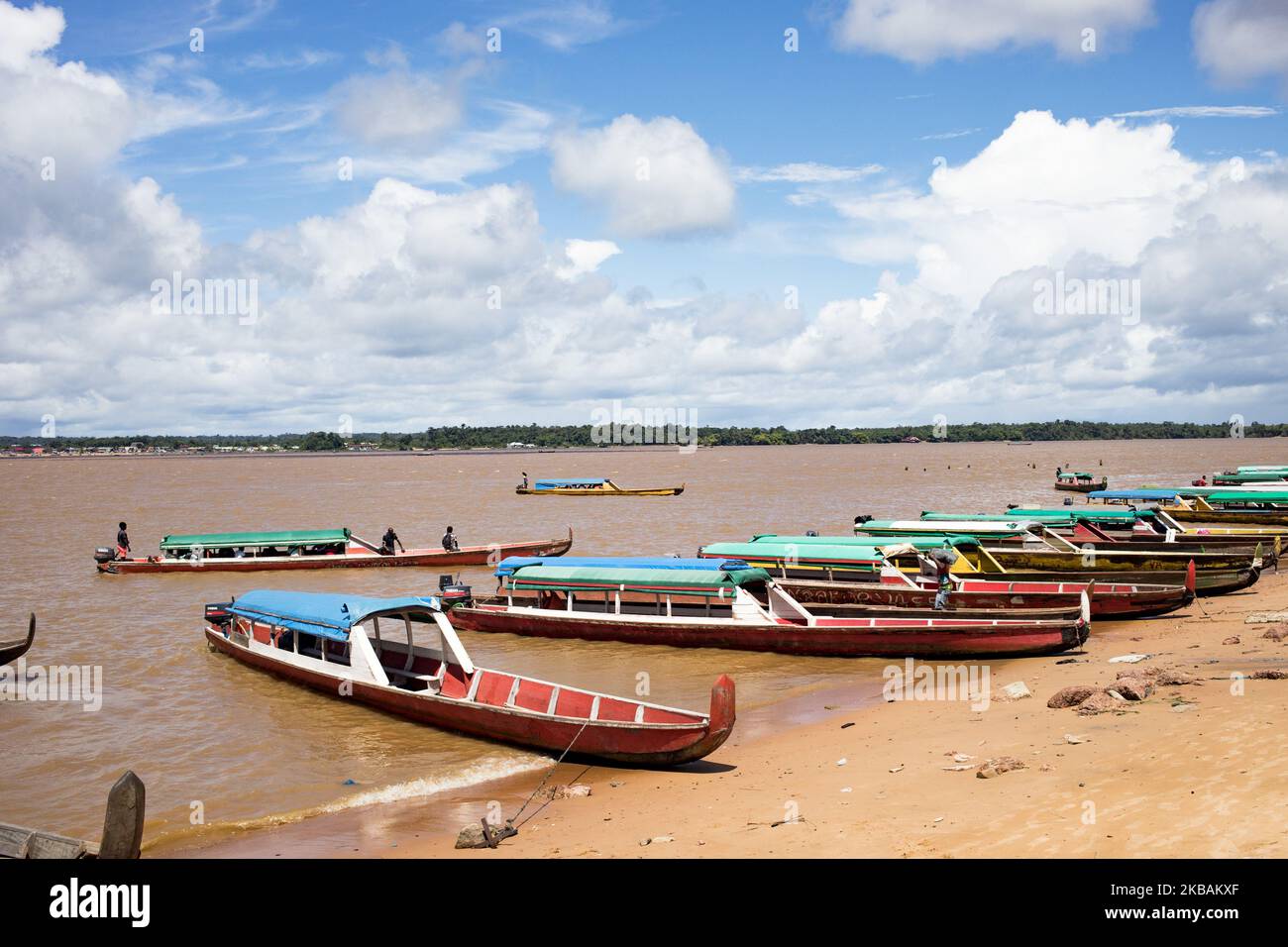 Saint-Laurent-du-Maroni, Francia, 4 luglio 2019. Le piroghe della spiaggia di Albina, sul lato suriname del fiume Maroni di fronte alla città di Saint-Laurent. (Foto di Emeric Fohlen/NurPhoto) Foto Stock