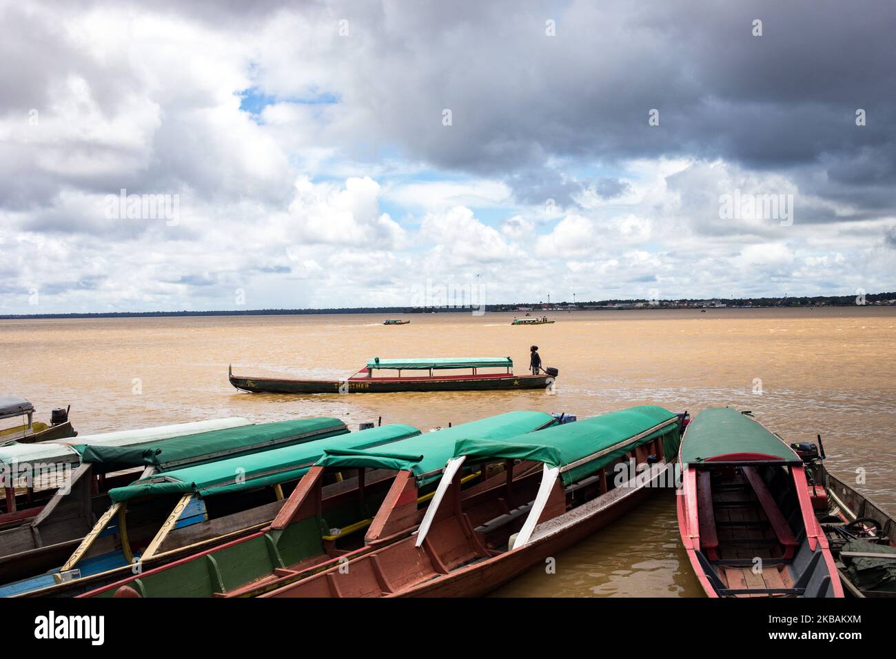 Saint-Laurent-du-Maroni, Francia, 4 luglio 2019. Le piroghe della spiaggia di Albina, sul lato suriname del fiume Maroni di fronte alla città di Saint-Laurent. (Foto di Emeric Fohlen/NurPhoto) Foto Stock