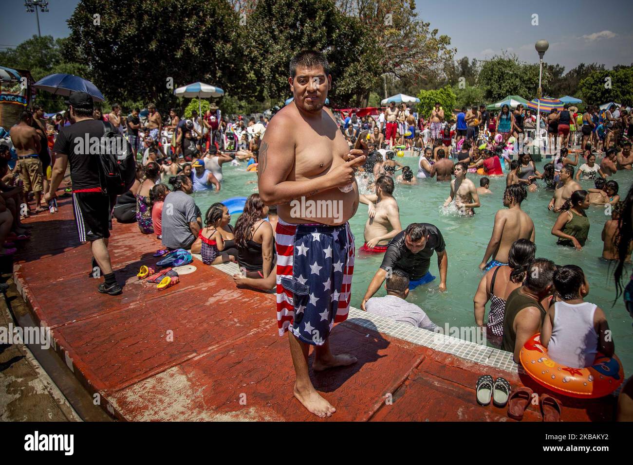 Centinaia di persone frequentano piscine pubbliche per godersi le loro vacanze a Città del Messico, Messico, il 20 aprile 2019. (Foto di Jair Cabrera/NurPhoto) Foto Stock