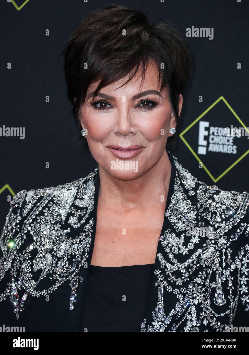 SANTA MONICA, LOS ANGELES, CALIFORNIA, USA - NOVEMBRE 10: Kris Jenner indossando Alexander McQueen arriva al 2019 e! People's Choice Awards si è tenuto al Barker Hangar il 10 novembre 2019 a Santa Monica, Los Angeles, California, Stati Uniti. (Foto di Xavier Collin/Image Press Agency/NurPhoto) Foto Stock