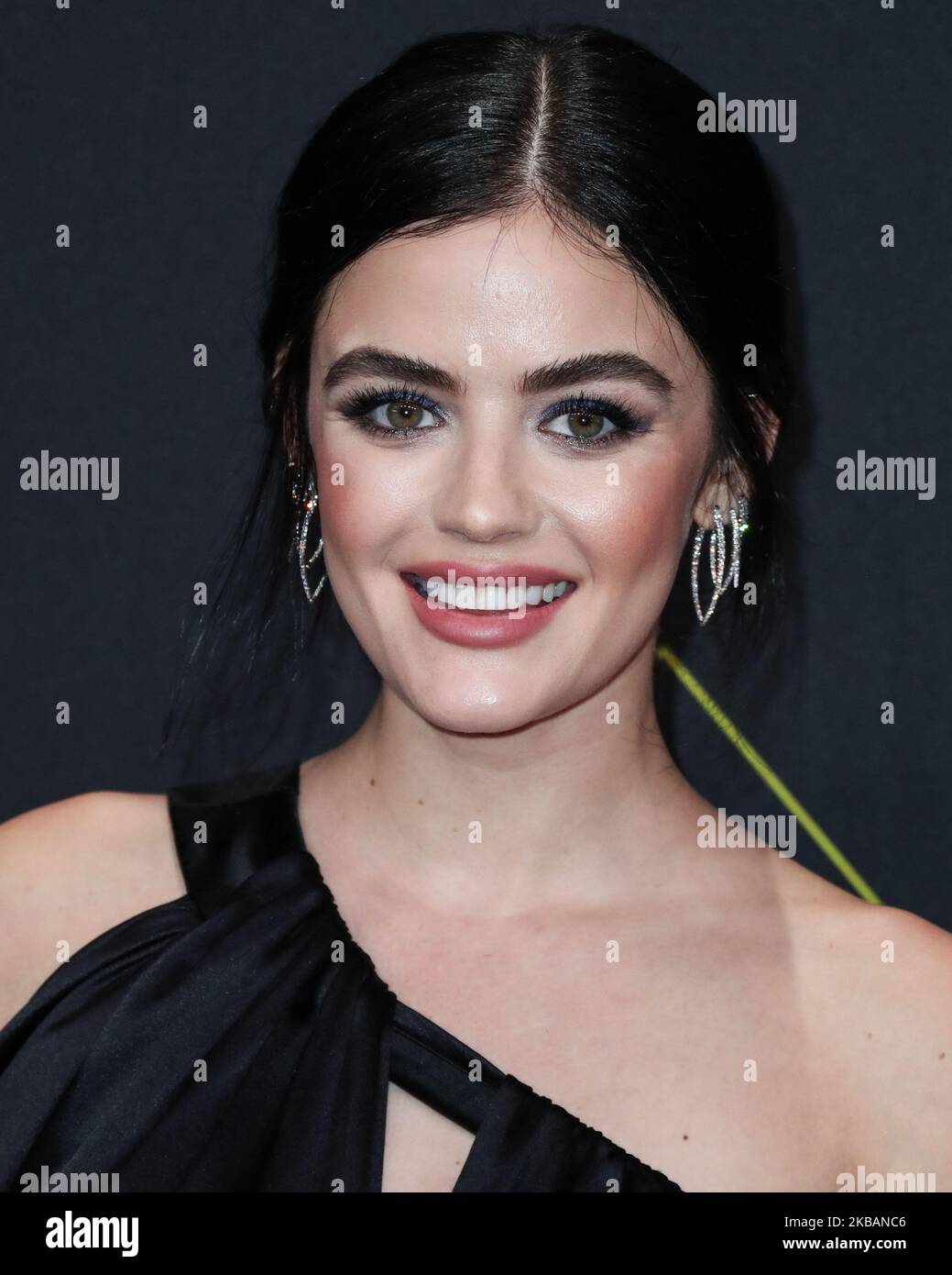 SANTA MONICA, LOS ANGELES, CALIFORNIA, USA - NOVEMBRE 10: L'attrice Lucy Hale indossa Cong Tri arriva al 2019 e! People's Choice Awards si è tenuto al Barker Hangar il 10 novembre 2019 a Santa Monica, Los Angeles, California, Stati Uniti. (Foto di Xavier Collin/Image Press Agency/NurPhoto) Foto Stock