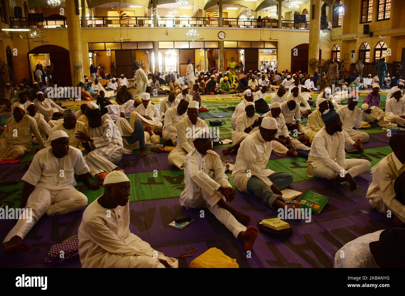 I fedeli al Segretariato di Stato di Lagos, santuario della moschea centrale a Lagos, Nigeria, in occasione della celebrazione di el Maulud, il 10 novembre 2019. EID el Maulud è il compleanno del Santo Profeta Muhammad, il giorno che ia ha segnato ogni 12th di Rabi'ul Awwal del calendario islamico. L'insegnamento dell'Islam è incentrato sulla fede in Dio, sulla devozione e sul servizio all'umanità. (Foto di Olukayode Jaiyeola/NurPhoto) Foto Stock