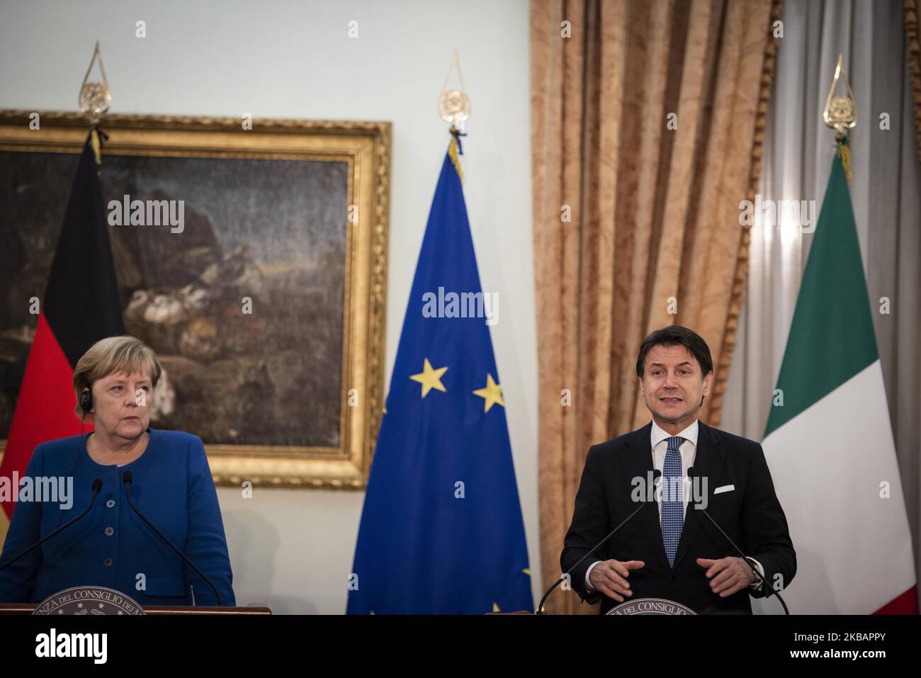 Il primo ministro italiano Giuseppe Conte e la cancelliera tedesca Angela Merkel tengono una conferenza stampa congiunta mentre la Merkel arriva a Roma per una visita in Italia. Roma, 11th novembre 2019. (Foto di Jacopo Landi/NurPhoto) Foto Stock