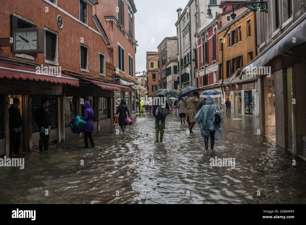 Acqua alta il 12 novembre 2019 a Venezia. Alta marea o acqua alta come è più comunemente noto, si è fermato a 126 centimetri questa mattina. (Foto di Giacomo Cosua/NurPhoto) Foto Stock