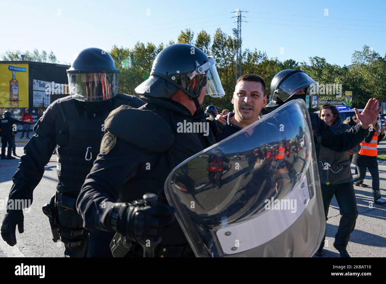 Il camionista cerca di superare i manifestanti dell'indipendenza a la Junquera, Spagna, il 12 novembre 2019. Il gruppo segreto Tsunami Democratic ha chiesto la sua prima azione dopo che le elezioni generali della Spagna si sono svolte il 10 novembre, progettando un blocco di 3 giorni del confine Spagna-Francia. (Foto di Santiago Botero/NurPhoto) Foto Stock