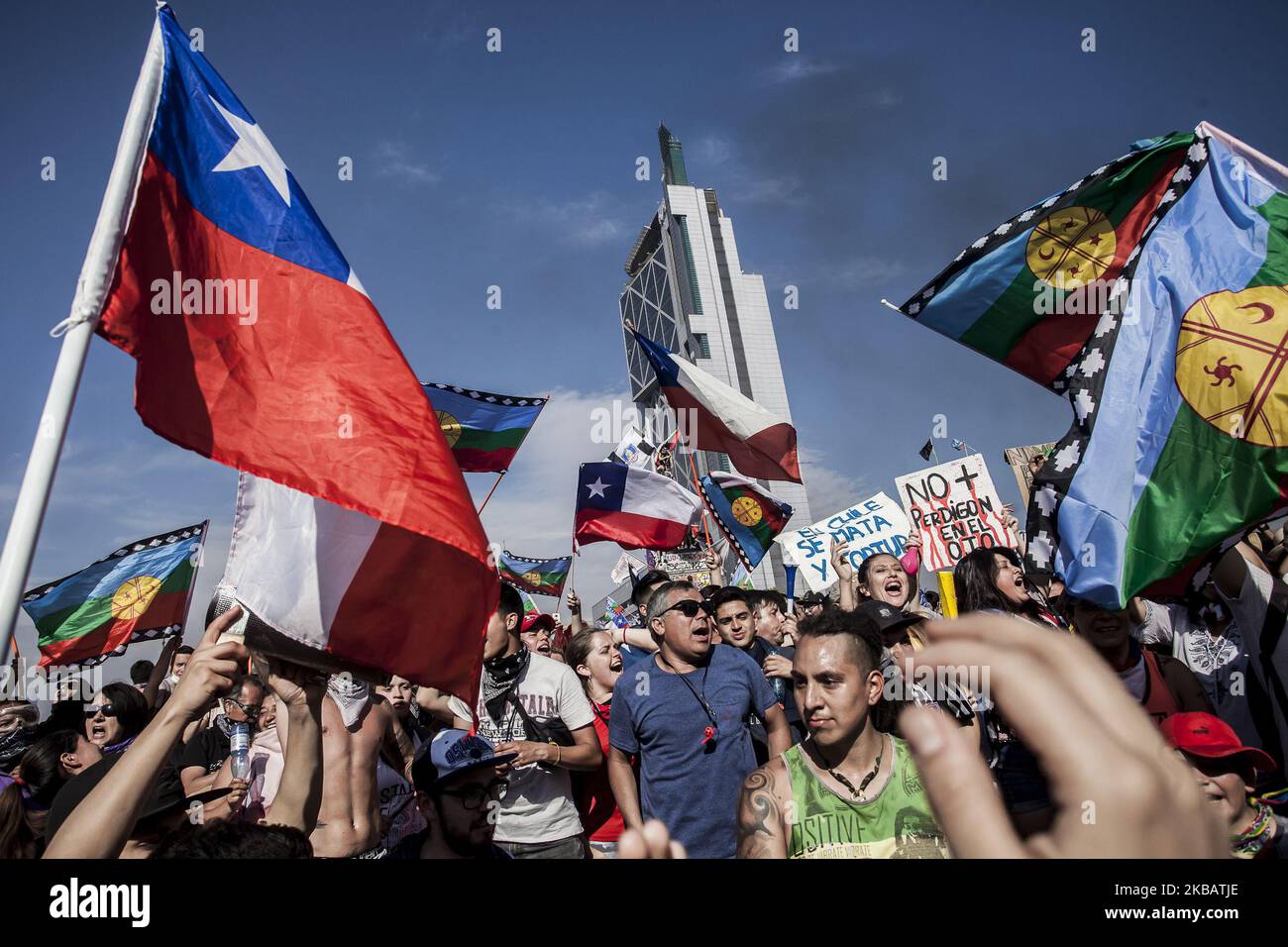 Santiago, Cile. 11 novembre 2019. Manifestanti in Plaza Italia. Nelle città di tutto il paese, i cileni hanno organizzato uno sciopero generale per chiedere l'istruzione pubblica gratuita, il miglioramento del sistema sanitario e le riforme del sistema pensionistico a Santiago, Cile. (Foto di Fernando Lavoz/NurPhoto) Foto Stock