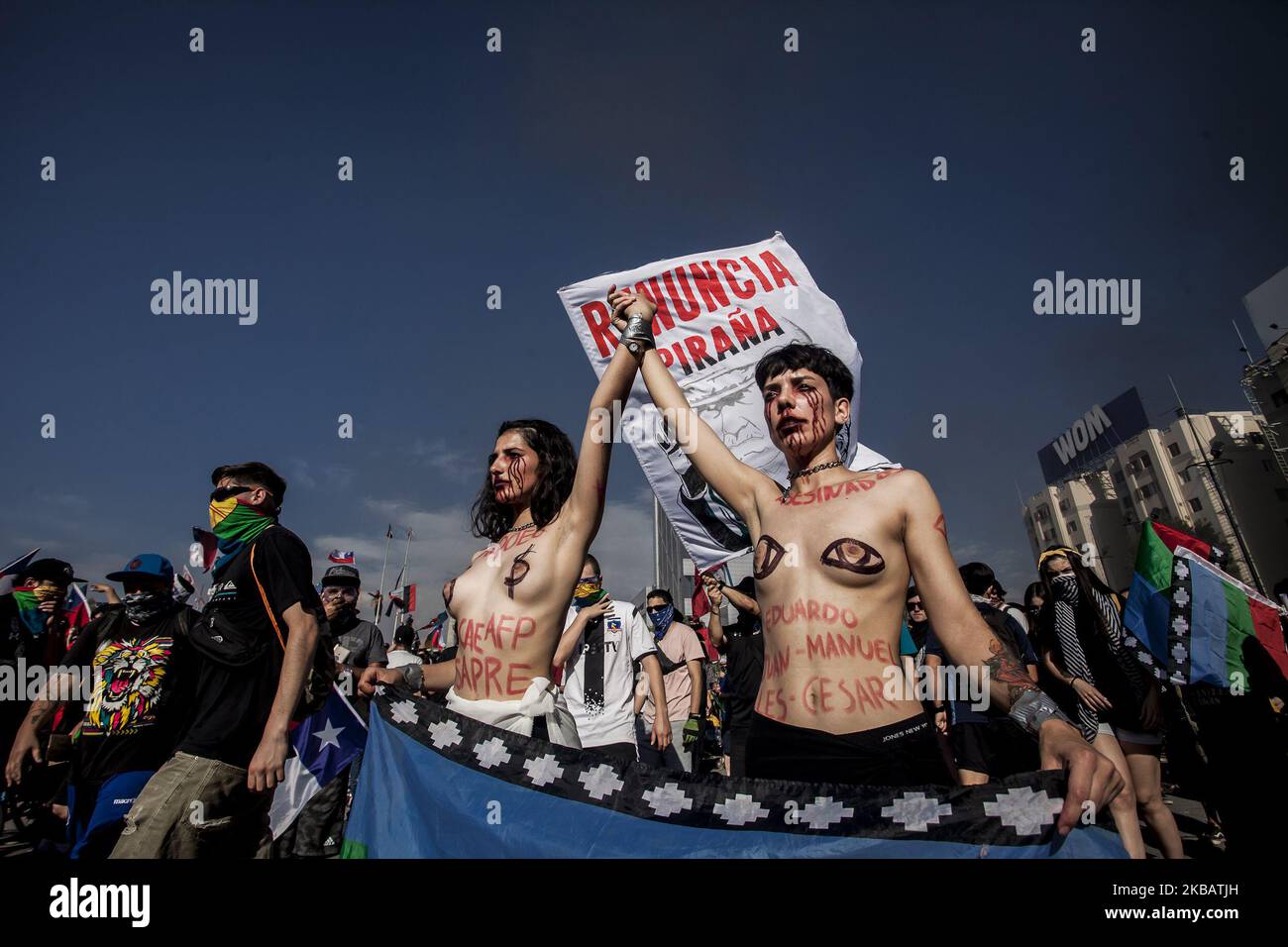 Santiago, Cile. 11 novembre 2019. Due giovani donne si esibiscono durante la grande manifestazione che si è svolta in Plaza Italia. Nelle città di tutto il paese, i cileni hanno organizzato uno sciopero generale per chiedere l'istruzione pubblica gratuita, il miglioramento del sistema sanitario e le riforme del sistema pensionistico a Santiago, Cile. (Foto di Fernando Lavoz/NurPhoto) Foto Stock