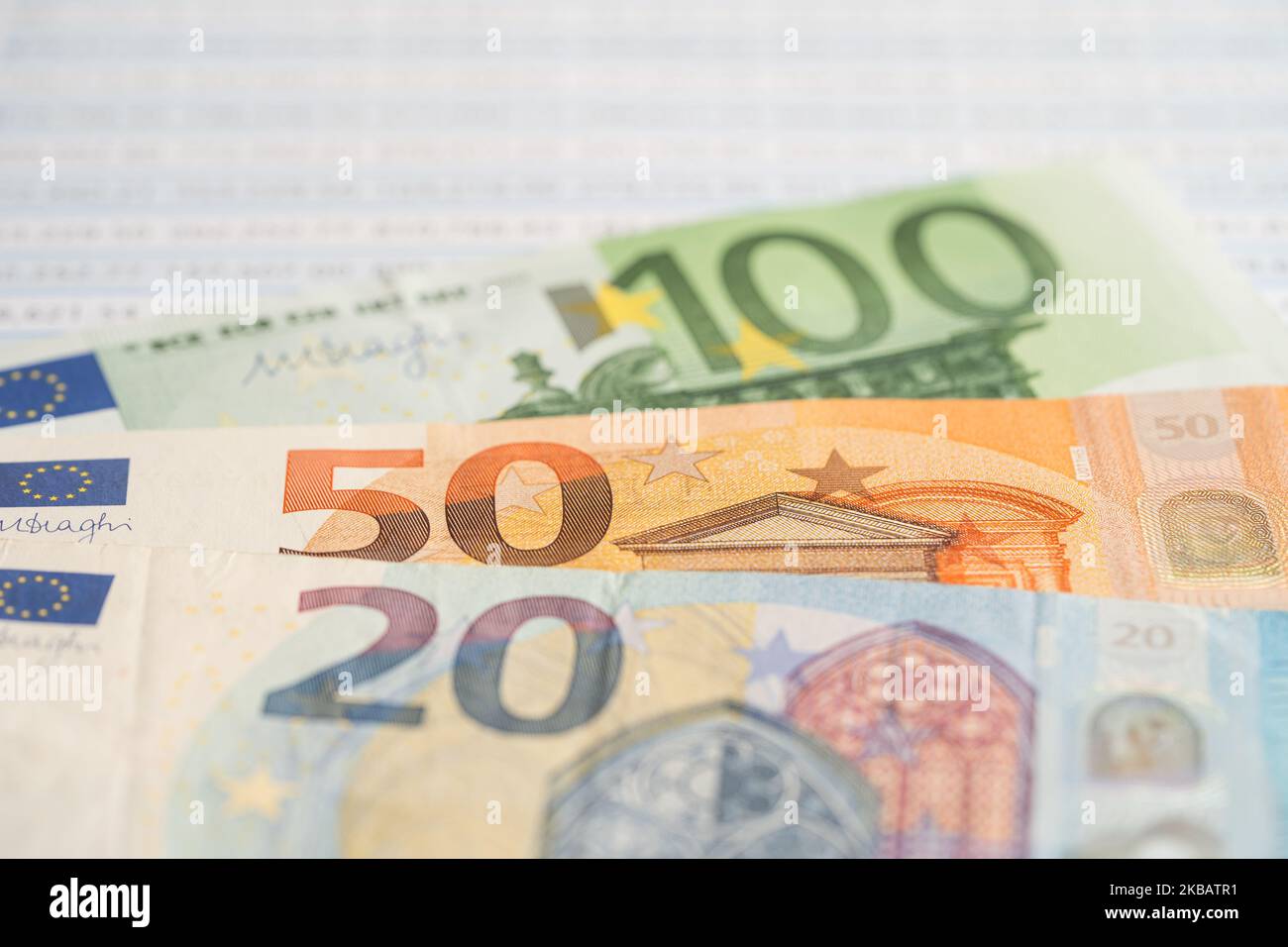 Banconote in euro su foglio elettronico, conto bancario, Investment Analytic Research data economy, trading, Business Company Concept. Foto Stock