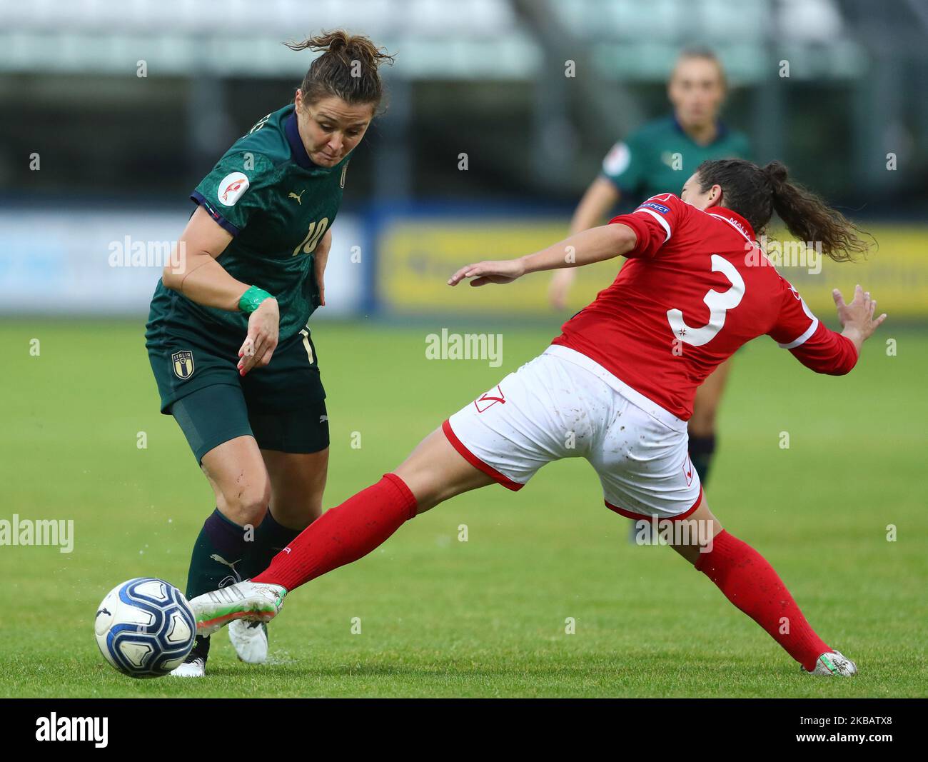 Cristiana Girelli d'Italia e Ann-Marie ha detto di Malta durante la partita dei qualificatori del Campionato UEFA euro 2021 Italia contro Malta allo Stadio Teofilo Patini di Castel di Sangro il 12 novembre 2019 (Foto di Matteo Ciambelli/NurPhoto) Foto Stock