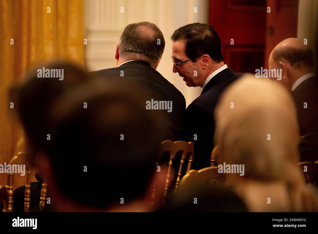 Il Segretario del Tesoro Steven Mnuchin parla con il Segretario di Stato Mike Pompeo prima di una conferenza stampa congiunta con il Presidente Donald Trump e il Presidente turco Recep Tayyip Erdogan nella Sala Est della Casa Bianca, il 13 novembre 2019. (Foto di Michael Candelori/NurPhoto) Foto Stock