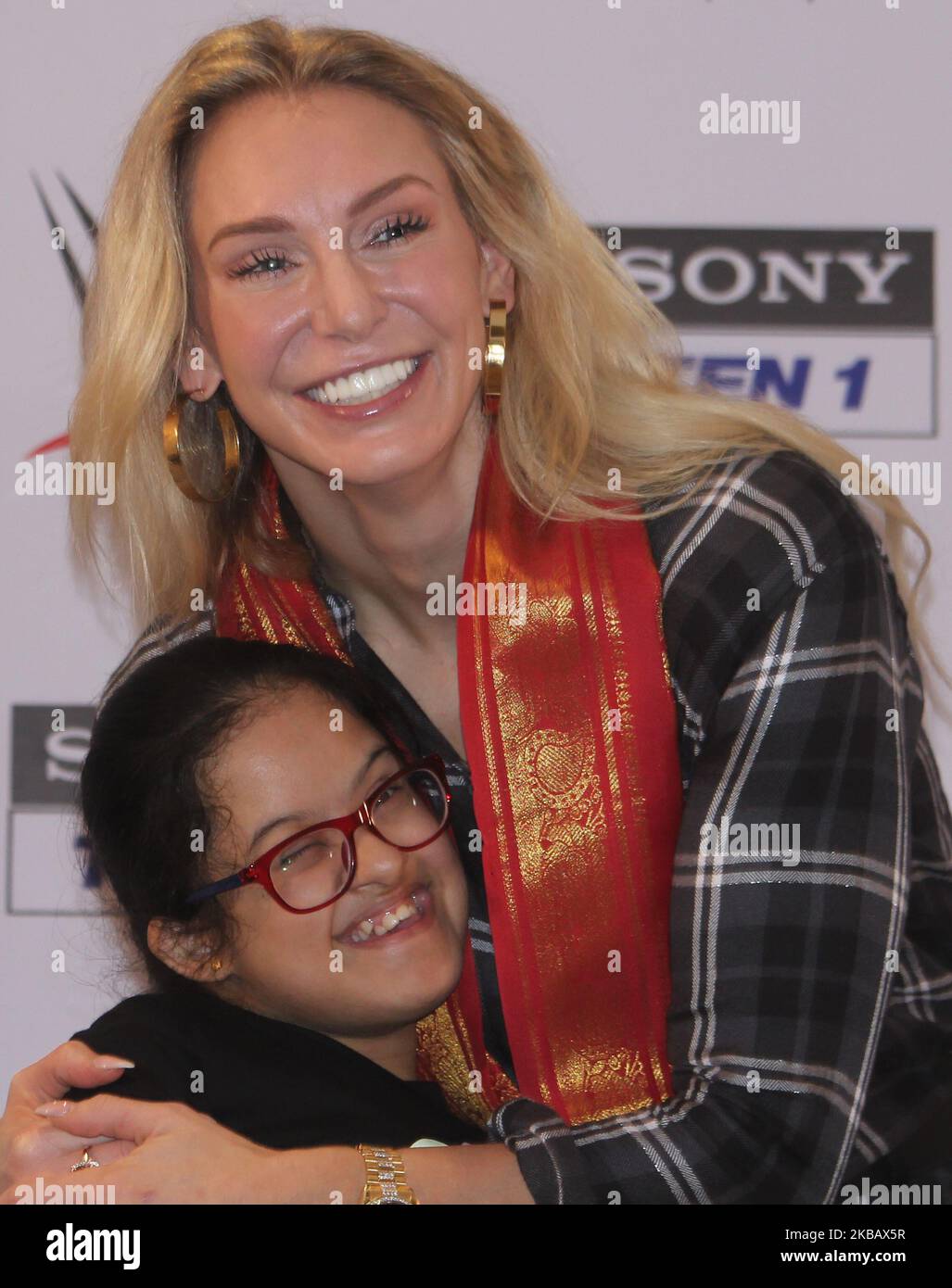 WWE Superstar Charlotte Flair abbraccia un atleta delle Olimpiadi speciali di Bharat durante la celebrazione della "Giornata dei bambini" a Mumbai, in India, il 14 novembre 2019. Olimpiadi speciali Bharat è una ONG che organizza sport olimpici per persone con disabilità intellettuali. (Foto di Himanshu Bhatt/NurPhoto) Foto Stock