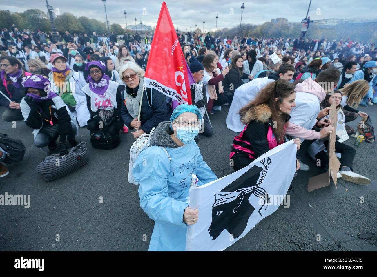 I professionisti degli ospedali pubblici francesi sono scesi in piazza a Parigi il 14 novembre 2019, per un'altra giornata di azione nell'ambito di una giornata nazionale di protesta che chiede un "piano di emergenza per gli ospedali pubblici". Molti settori dei servizi ospedalieri, dei servizi di emergenza o della SAMU hanno marciato per chiedere più risorse finanziarie per portare a termine le loro missioni. (Foto di Michel Stoupak/NurPhoto) Foto Stock