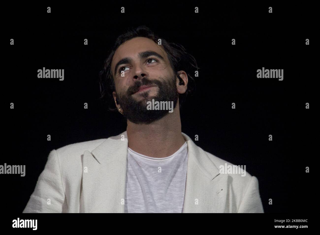 Il cantante e cantautore italiano Marco Mengoni si esibisce dal vivo a Conegliano Veneto, Italia, con il suo tour live 2019 dell'Atlantico Mengoni, il 14 novembre 2019. (Foto di Mimmo Lamacchia/NurPhoto) Foto Stock