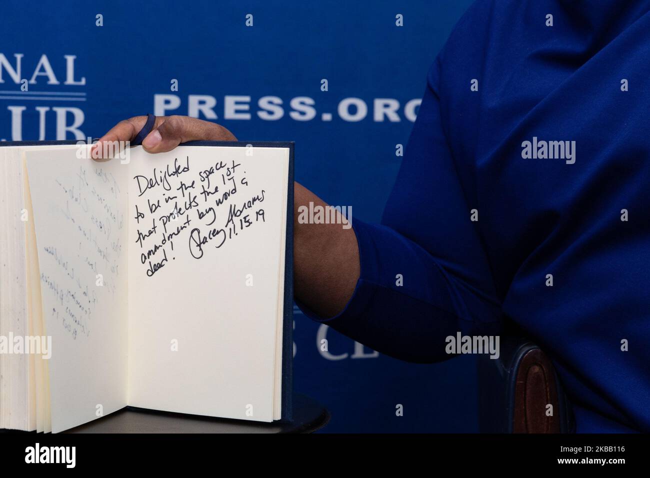Stacey Abrams, ex leader democratico della Georgia House, detiene il libro degli ospiti del National Press Club (NPC) firmato, che recita: ''felicissimo di essere nello spazio che protegge le mendment 1st da parola & azione!'', prima di parlare al NPC Headliners Luncheon a Washington, D.C., il Venerdì 15 novembre 2019.(Foto di Cheriss Maggio/NurPhoto) Foto Stock