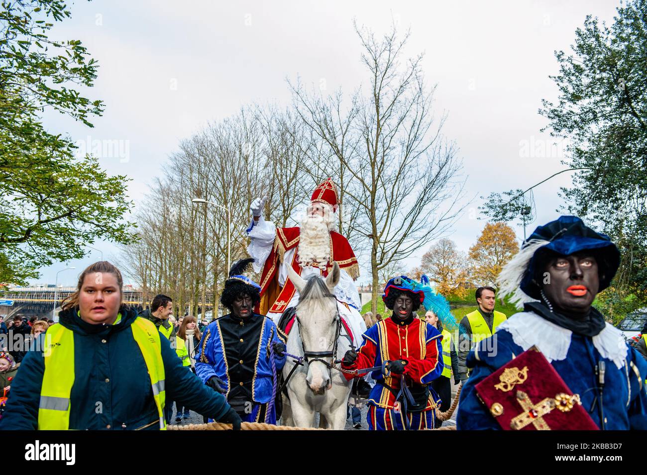 Sinterklaas è visto saluto al pubblico accompagnato da assistenti neri, durante il suo ingresso a Nijmegen, il 16th novembre 2019. (Foto di Romy Arroyo Fernandez/NurPhoto) Foto Stock