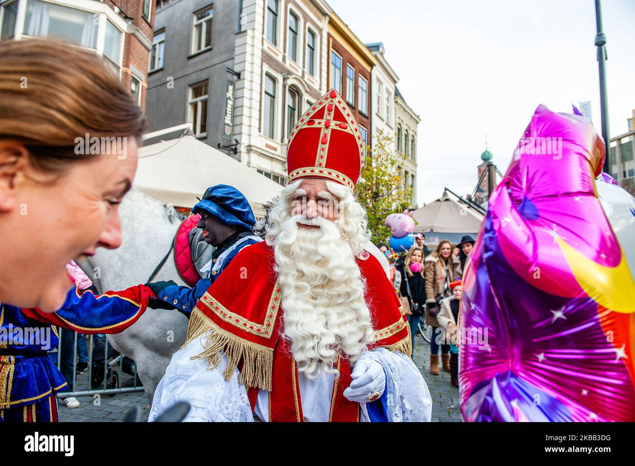 Sinterklaas è visto arrivare al centro della città durante il suo ingresso a Nijmegen, il 16th novembre 2019. (Foto di Romy Arroyo Fernandez/NurPhoto) Foto Stock