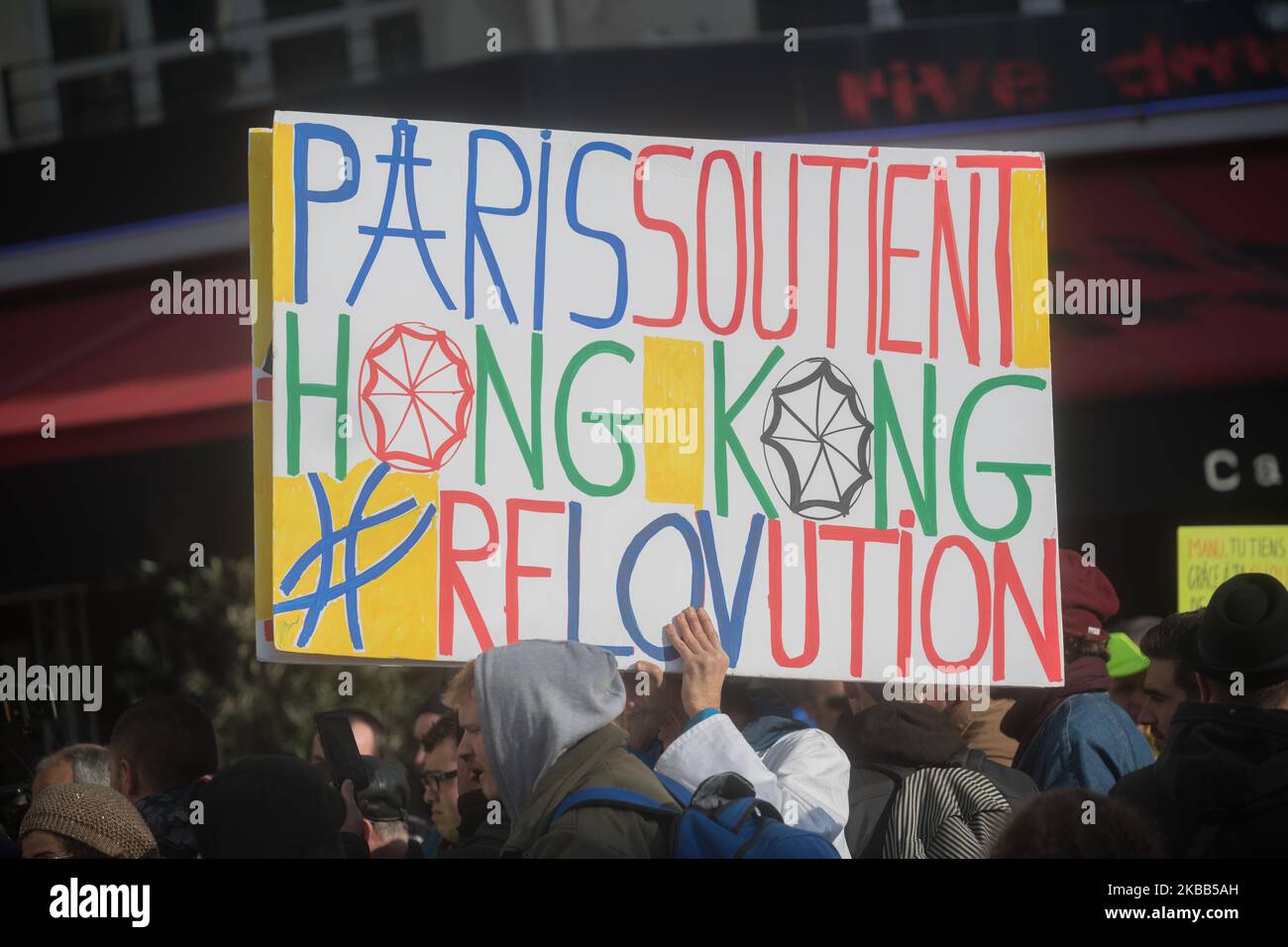 Dimostratore che sostiene la rivolta di Hong Kong alla raccolta di giacche gialle luogo Joaquim du Bray vicino al Forum des Halles a Parigi (Francia), 17 novembre 2019 per un anno del movimento (Foto di Estelle Ruiz/NurPhoto) Foto Stock