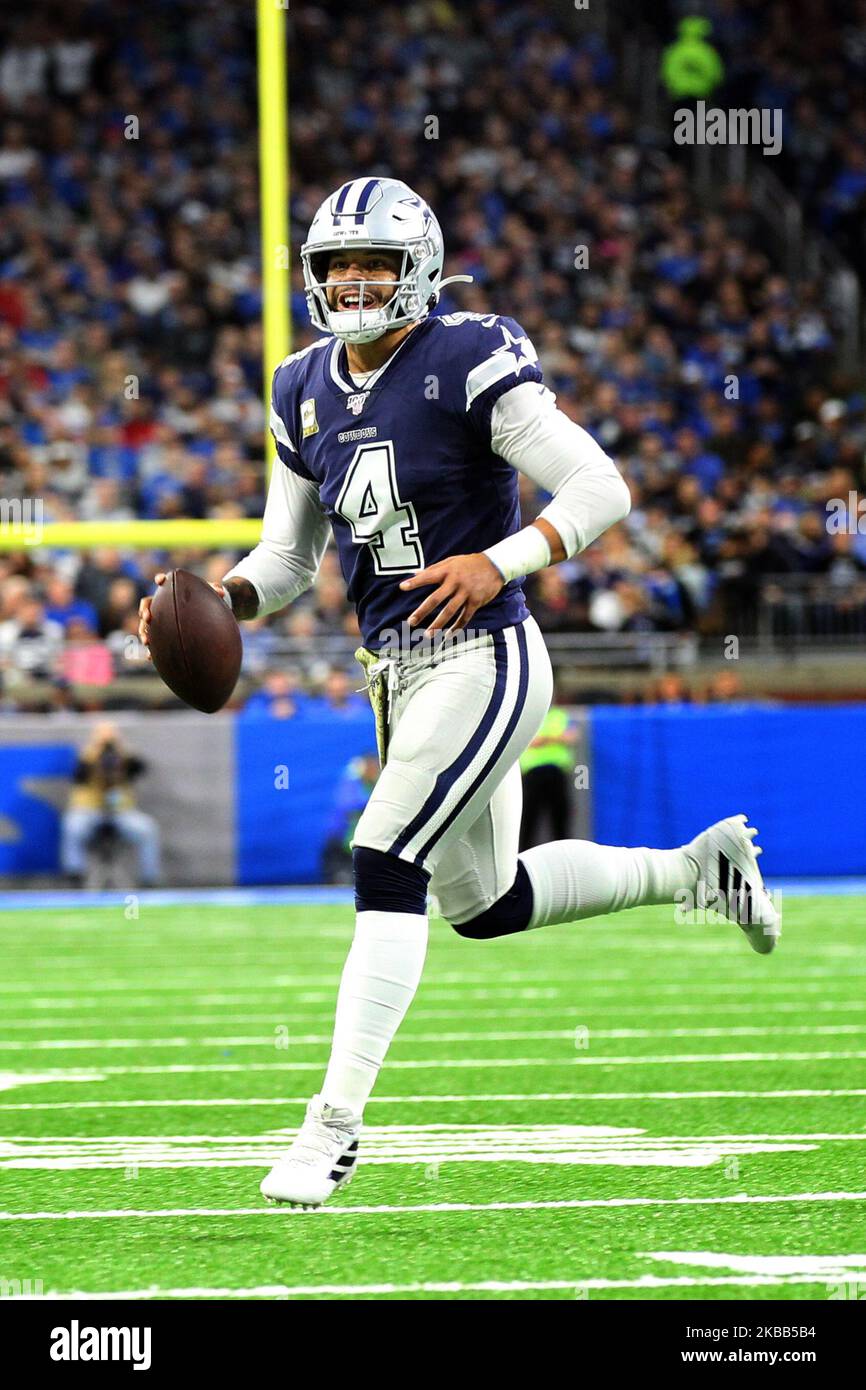 Dak Prescott (4), il quartback dei Dallas Cowboys, esegue la palla durante la prima metà di una partita di football della NFL contro i Dallas Cowboys a Detroit, Michigan USA, domenica 17 novembre 2019. (Foto di Amy Lemus/NurPhoto) Foto Stock