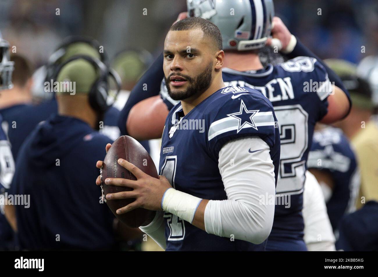 Dak Prescott (4) viene visto durante la prima metà di una partita di football NFL contro i Detroit Lions a Detroit, Michigan USA, domenica 17 novembre 2019 (Foto di Jorge Lemus/NurPhoto) Foto Stock