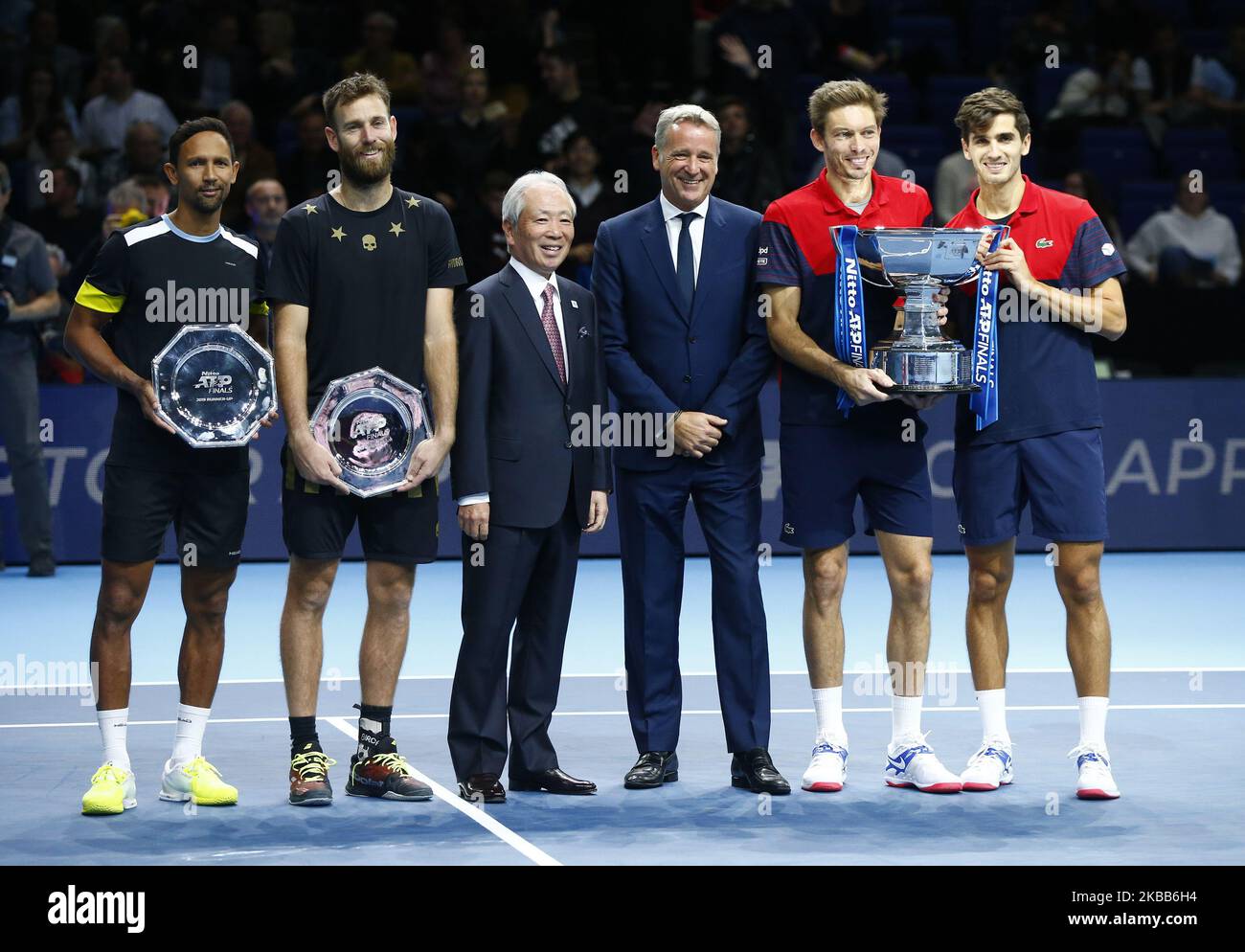 Raven Klaasen del Sudafrica e Michael Venus della Nuova Zelanda (secondi classificati) e Nicolas Mahut e Pierre-Hugues Herbert della Francia (vincitori) posano con i rispettivi trofei e Chris Kermode, CEO dell'ATP e Hideo Takasaki, presidente, CEO e COO di Nitto dopo la partita finale del Campionato doppio Pierre-Hughes Herbert e Nicolas Mahut (fra) contro Raven Klaasen (RSA) e Michael Venus (NZL) International Tennis - Nitto ATP World Tour Finals Day 8 - martedì 17th novembre 2019 - O2:00 Arena - Londra (Photo by Action Foto Sport/NurPhoto) Foto Stock