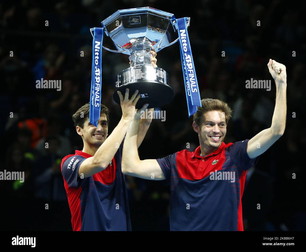 Pierre-Hughes Herbert e Nicolas Mahut (fra) hanno lasciato il Trofeo dei vincitori durante la partita finale del Campionato doppio Pierre-Hughes Herbert e Nicolas Mahut (FRA) contro Raven Klaasen (RSA) E Michael Venus (NZL) International Tennis - Nitto ATP World Tour Finals Day 8 - Martedì 17th Novembre 2019 - O2 Arena - Londra (Foto di Action Foto Sport/NurPhoto) Foto Stock