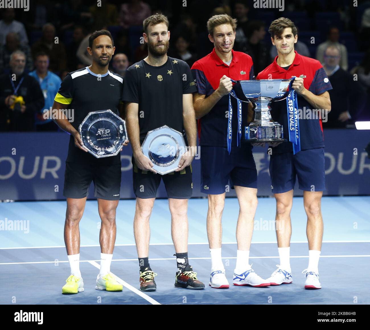 Raven Klaasen del Sudafrica e Michael Venus della Nuova Zelanda (secondi classificati) e Nicolas Mahut e Pierre-Hugues Herbert della Francia (Vincitori) posa con i loro rispettivi trofei dopo il loro doppio Campionato finale partita Pierre-Hughes Herbert e Nicolas Mahut (fra) contro Raven Klaasen (RSA) E Michael Venus (NZL) International Tennis - Nitto ATP World Tour Finals Day 8 - Martedì 17th Novembre 2019 - O2 Arena - Londra (Foto di Action Foto Sport/NurPhoto) Foto Stock